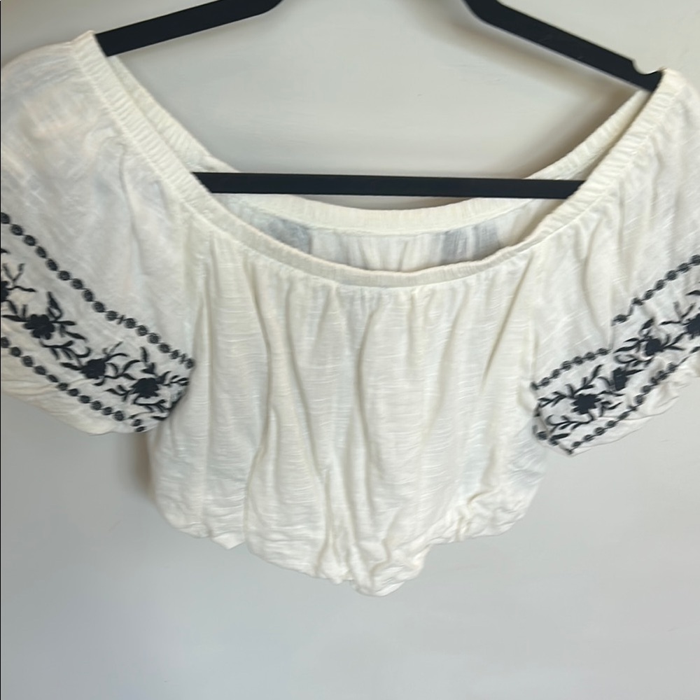 Black and Off White Embroidered Puff Sleeve Crop Top - Picture 3 of 3